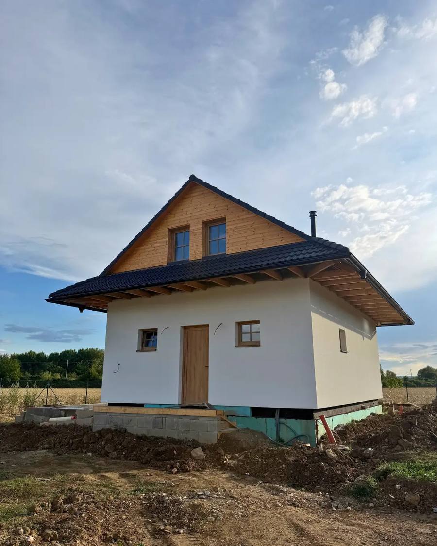 Domček Tokajského dvora z exteriéru po maliarskych prácach