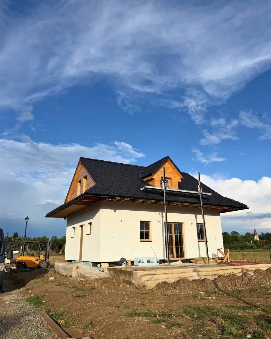 Domček s dokončenou fasádou, strechou a drevenými štítmi